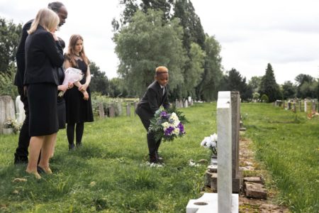 Frais d’obsèques, se faire enterrer ou incinérer ça coûte combien ?