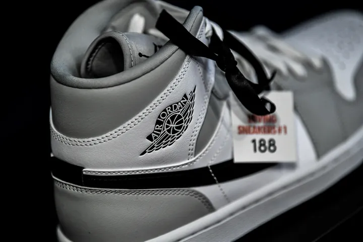 Investir dans les Sneakers, des Nike Air Jordan 1 à plus de 16 000 € à Paris